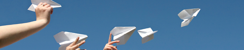 Aerei di carta lanciati in cielo