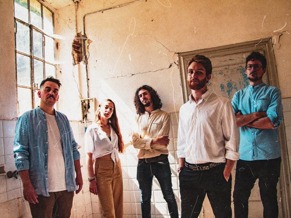 La band Shefound al completo